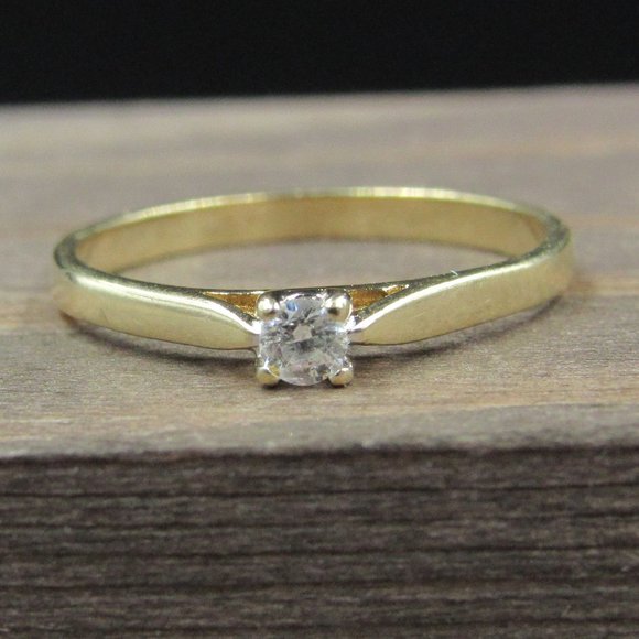 Jewelry - Size 4 10K Gold Bright Cubic Zirconia Gem Ring